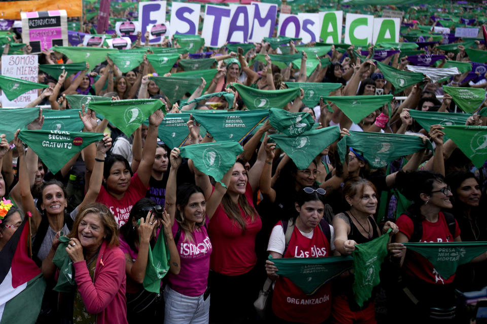 Mujeres con pañuelos verdes, símbolo del derecho al aborto en América Latina, durante la marcha por el Día Internacional de la Mujer en Buenos Aires, Argentina, el viernes 8 de marzo de de 2024. (AP Foto/Natacha Pisarenko)