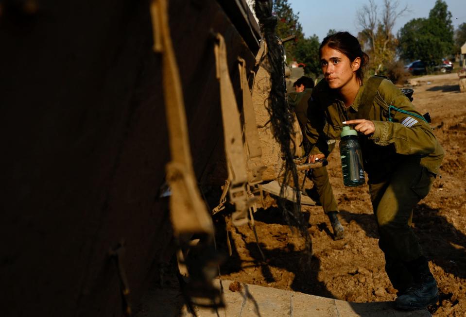 以色列士兵18日在靠近加薩的以色列南部準備作戰。路透社