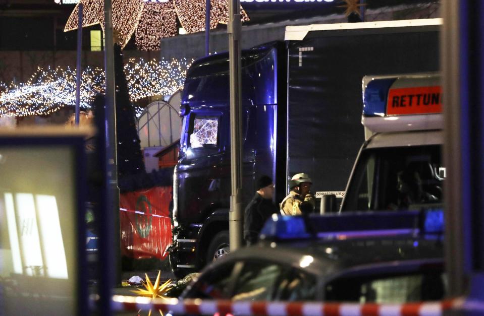 Agentes inspeccionan un camión dañado que embistió un concurrido mercado navideño en Berlín, Alemania, el lunes 19 de diciembre de 2016. Hay nueve personas muertas y varias heridas, según la policía. (AP Foto/Michael Sohn)