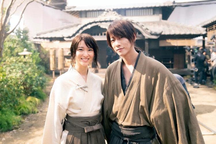 由佐藤健（右）、武井咲（左）主演的真人版電影《神劍闖江湖》最終章，宣布延期至明年上映。