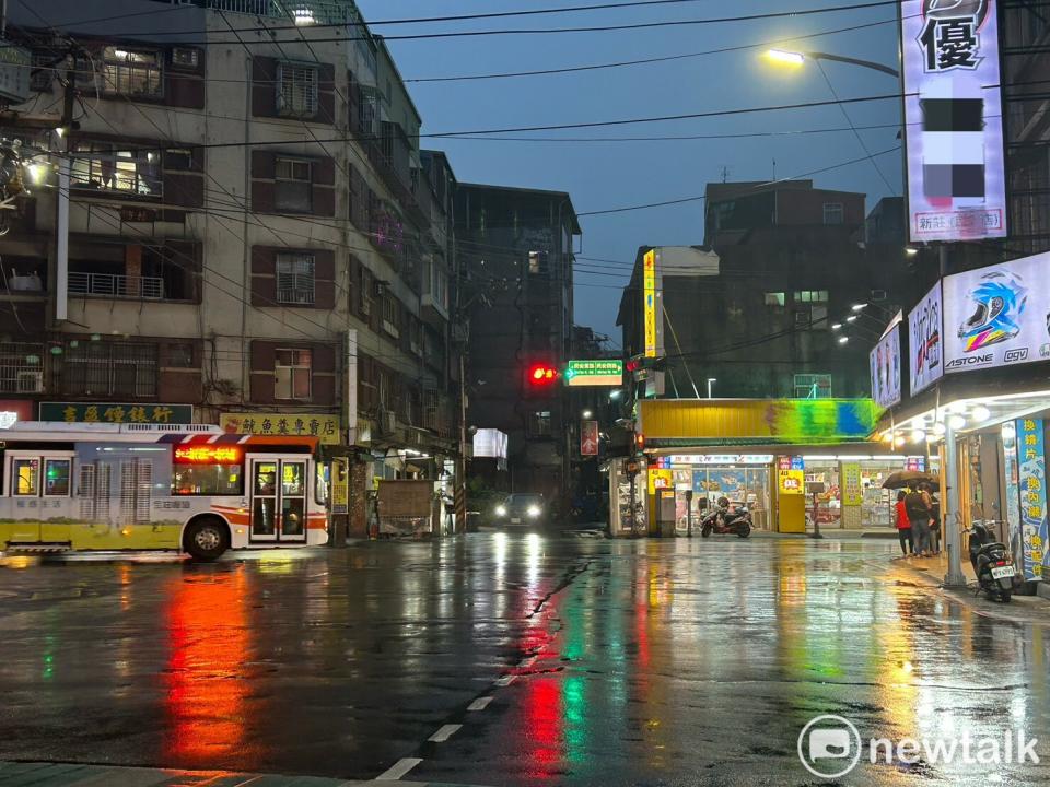 鋒面通過全台下大雨，預計下半天降雨熱區會南移。   圖：林岑韋／攝(資料照)