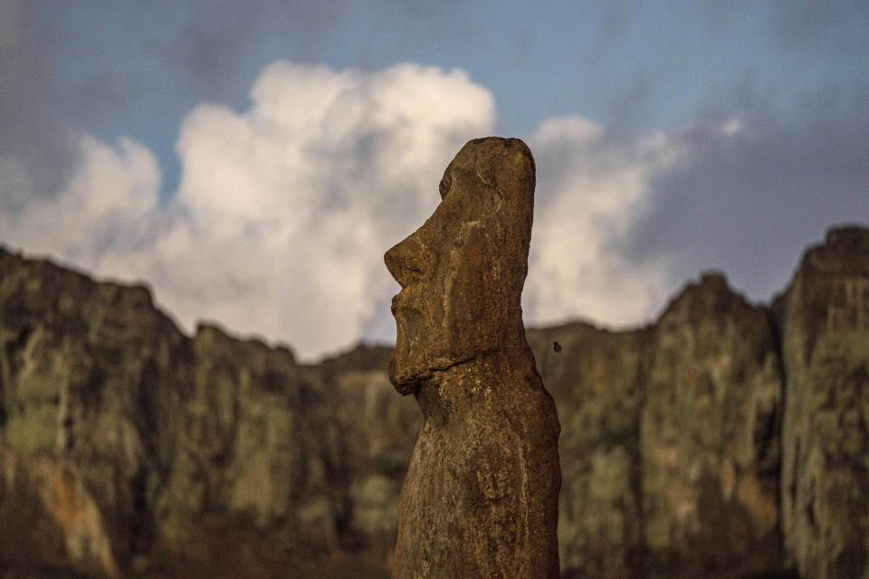 Un moai se encuentra cerca del volcán Rano Raraku en Ahu Tongariki, Rapa Nui o Isla de Pascua, Chile, el lunes 28 de noviembre de 2022. Cada estatua monolítica tallada hace siglos por el pueblo rapanui de esta remota isla del Pacífico representa un antepasado. (Foto AP/Esteban Félix)