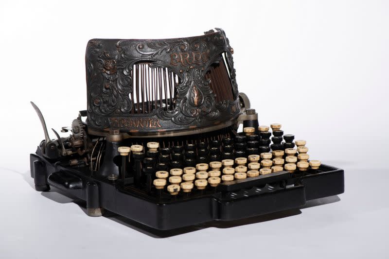 ▲奇美博物館產業類典藏1894年的哥倫比亞鎖臂式4號打字機（圖／奇美博物館提供）