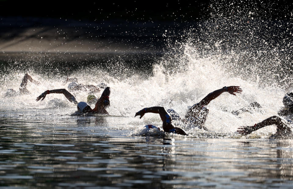 <p>Swimmers start the race in the Men's 10km Marathon Swimming on day thirteen of the Tokyo 2020 Olympic Games at Odaiba Marine Park on August 05, 2021 in Tokyo, Japan. (Photo by Al Bello/Getty Images)</p> 