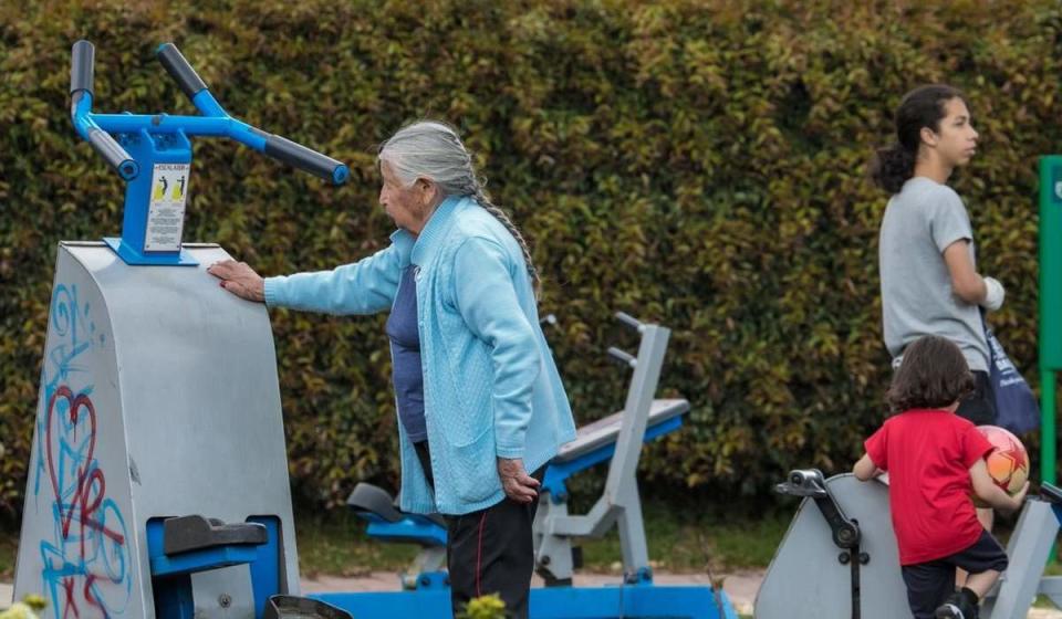 La decisión de la Corte Constitucional busca que haya equidad de género en el acceso a las pensiones en Colombia. Imagen: Alcaldía de Bogotá