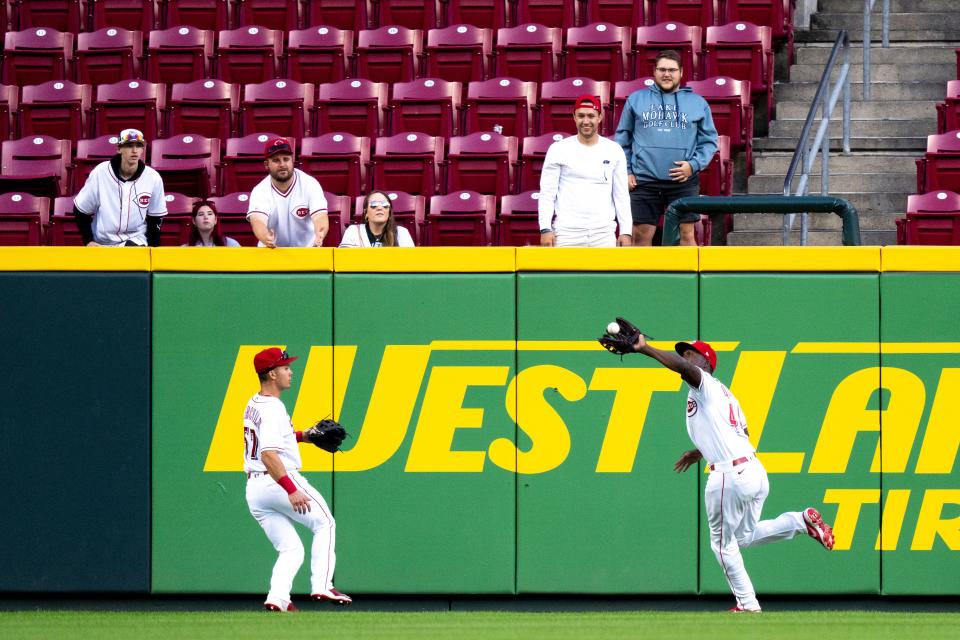 Cincinnati Reds right fielder Aristides Aquino (44) catches a fly ball in the first inning of the second MLB Baseball game in a doubleheader between the Cincinnati Reds and the Pittsburgh Pirates at Great American Ball Park in Cincinnati on Tuesday, Sept. 13, 2022.