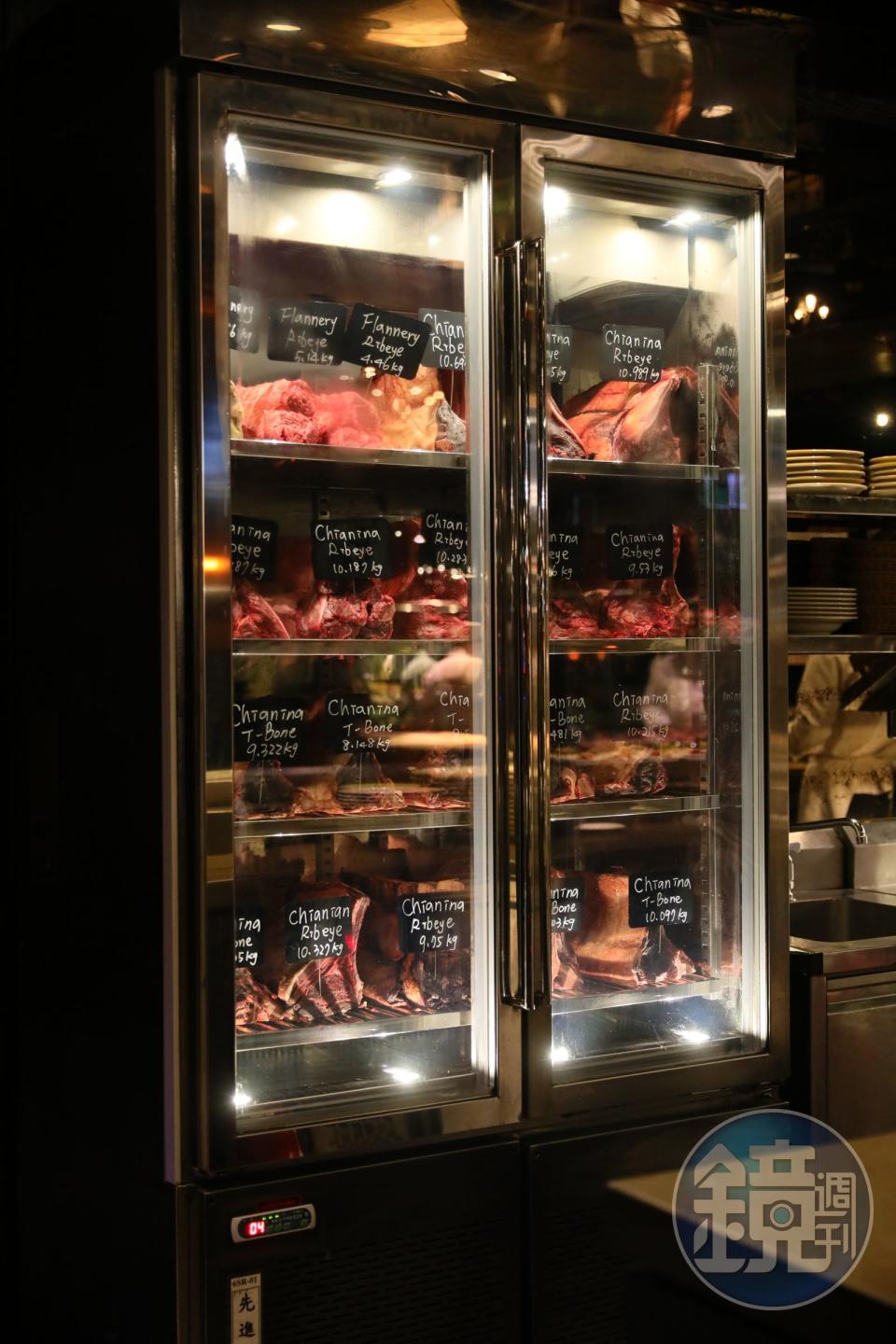 Ciao的冷藏熟成櫃裡展示經過熟成後的職人手工肉品，不僅可以在餐廳大快朵頤，也可以買回家。