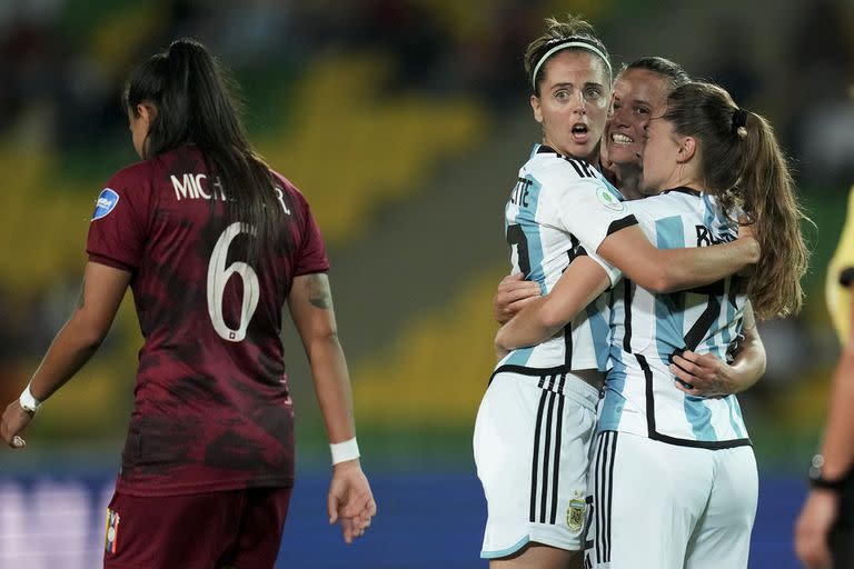 Florencia Bonsegundo, autora del 1-0 de la Argentina contra Venezuela, festeja con Mariana Larroquette y Estefanía Banini; la selección alcanzó una semifinal de la Copa América femenina en Colombia.