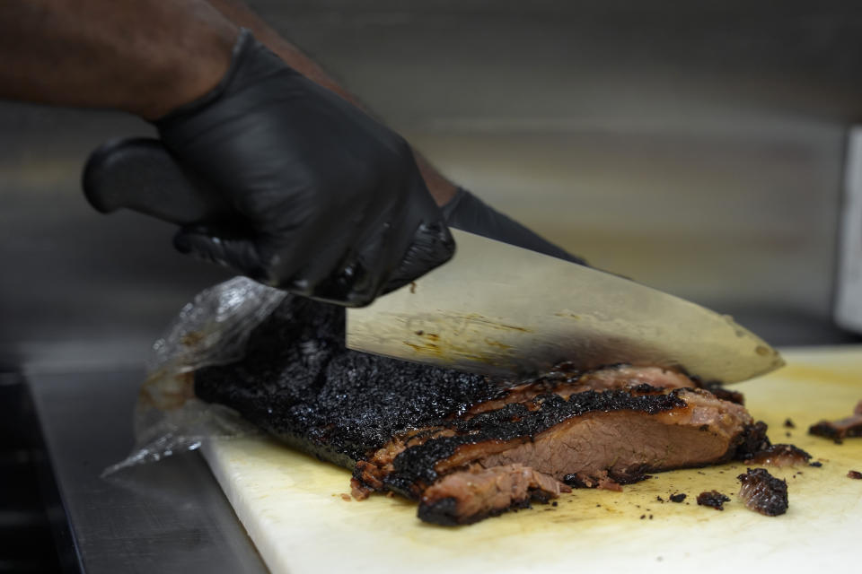 Un cocinero corta pechuga de res, el miércoles 12 de junio de 2024, en un restaurante de barbacoa en Cincinnati. Los psicólogos saben desde hace años que los hombres tienden a comer más carne que las mujeres, pero un estudio mundial ahora revela que eso es cierto en todas las culturas. (Foto AP/Joshua A. Bickel)