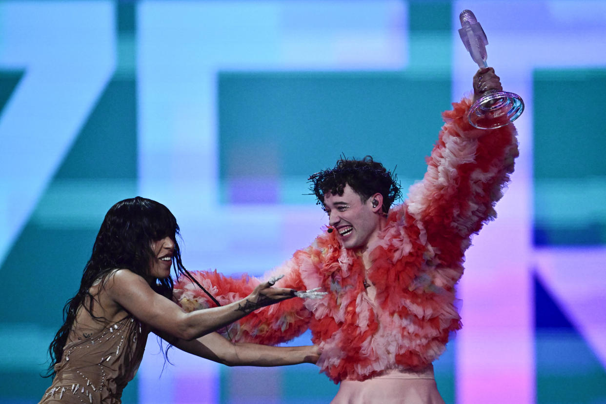 Nemo et Loreen, lors de la finale du 68e Concours Eurovision de la chanson 2024.