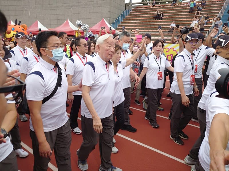 台積電運動會14日在新竹縣立體育場舉行，創辦人張忠謀（左2）應邀出席，他一抵達會場隨即繞場一周，與台積電員工打招呼。（中央社）