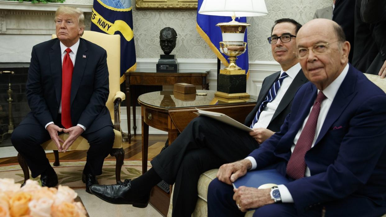 US-Präsident Donald Trump mit Finanzminister Steve Mnuchin und Handelsminister Wilbur Ross (r), Handelsminister der USA im Oval Office des Weißen Hauses. Foto: Evan Vucci/AP