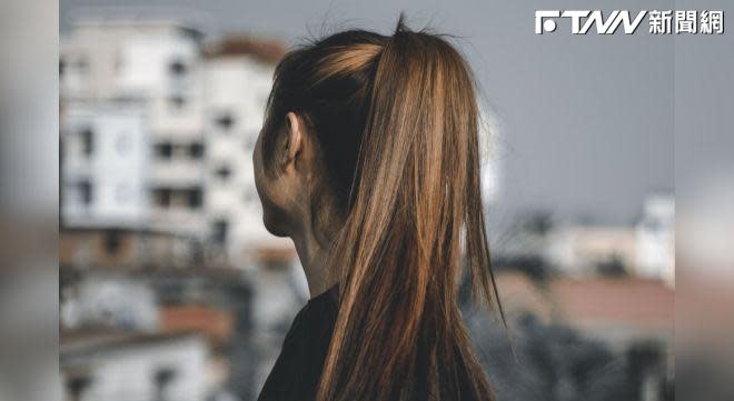 一名女網友根據自己的觀察發現，很少看到有女生把頭髮整頭綁起來。（圖／Unsplash）