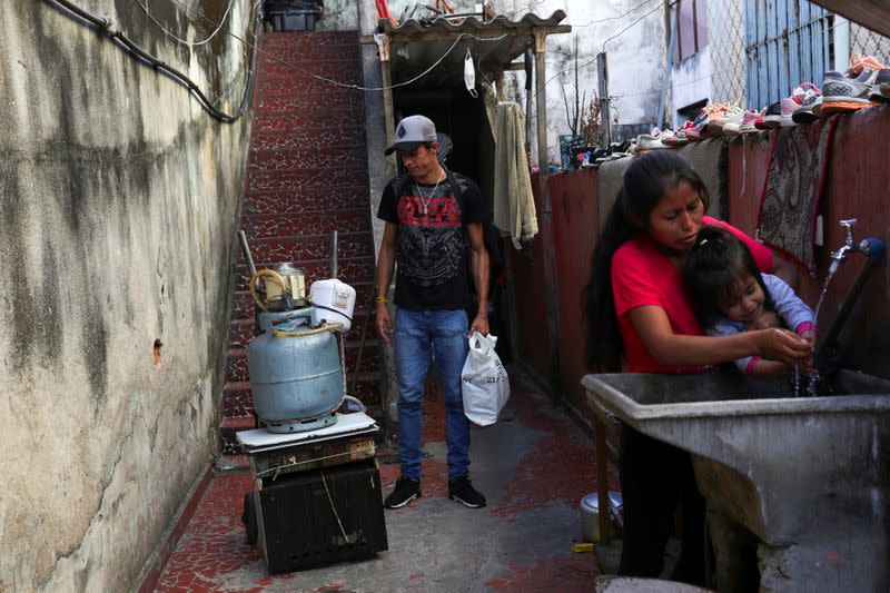 Douglas Felipe Alves Nascimento, de 21 años, quien perdió su trabajo en una empresa textil y trata de ganarse la vida vendiendo dulces en las calles, mira un carrito con artículos personales que vendió para pagar el alquiler, durante la pandemia del coronavirus (COVID-19), en Sao Paulo, Brasil