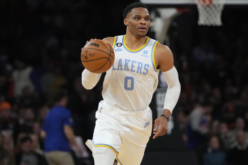 ARCHIVO - Russell Westbrook, de los Lakers de Los Ángeles, conduce el balón durante el encuentro ante los Knicks de Nueva York, el 31 de enero de 2023 (AP Foto/Frank Franklin II, archivo)