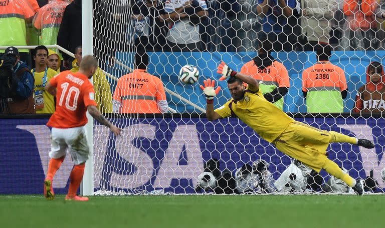 Sergio Romero rechaza el remate del neerlandés Wesley Sneijder y se convierte en "héroe" en una semifinal de Brasil 2014.