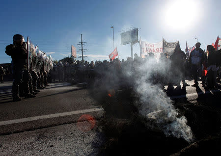 Argentine gendarmerie take position as they try to disperse protestors blocking a road during a 24-hour national strike in Buenos Aires, Argentina, April 6, 2017. REUTERS/Martin Acosta