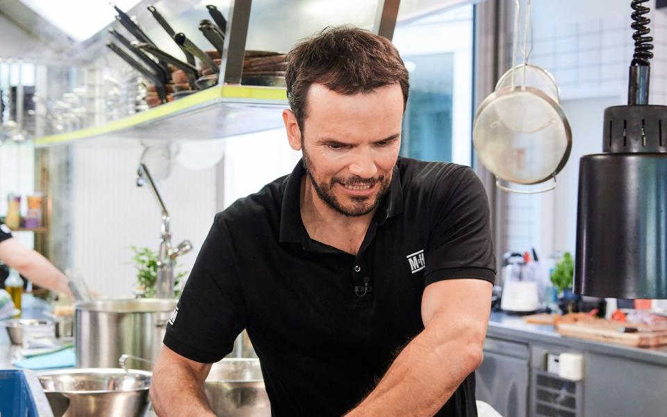 "Ich sehe mich als besseren Koch." Steffen Henssler war zuversichtlich und siegessicher. (Bild: RTL / Hendrik Lüders)