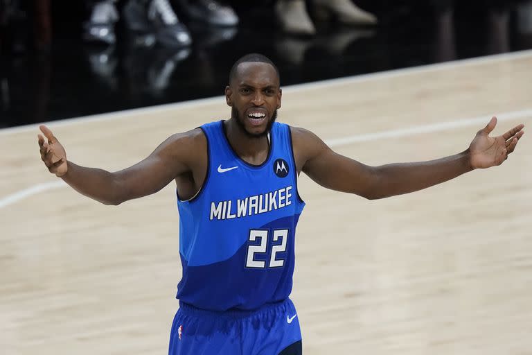 Khris Middleton le protesta a los referís durante el tercer juego de la final del Este que Milwaukee le ganó a Atlanta