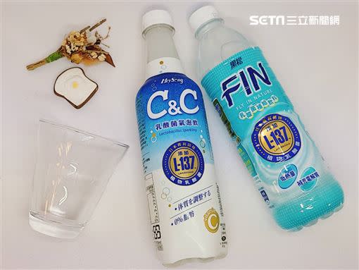 FIN乳酸菌補給飲料及C&C乳酸菌氣泡飲，加入日本專利、可常溫保存活性的L-137植物乳酸菌，成飲料市場創舉。（圖／記者林賢雅攝影）