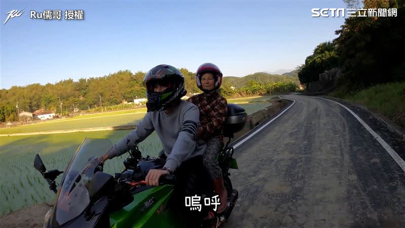YouTuber Ru儒哥騎著重機到美濃的外婆家，讓外婆體驗騎乘重機的感覺。（圖／Ru儒哥 授權）
