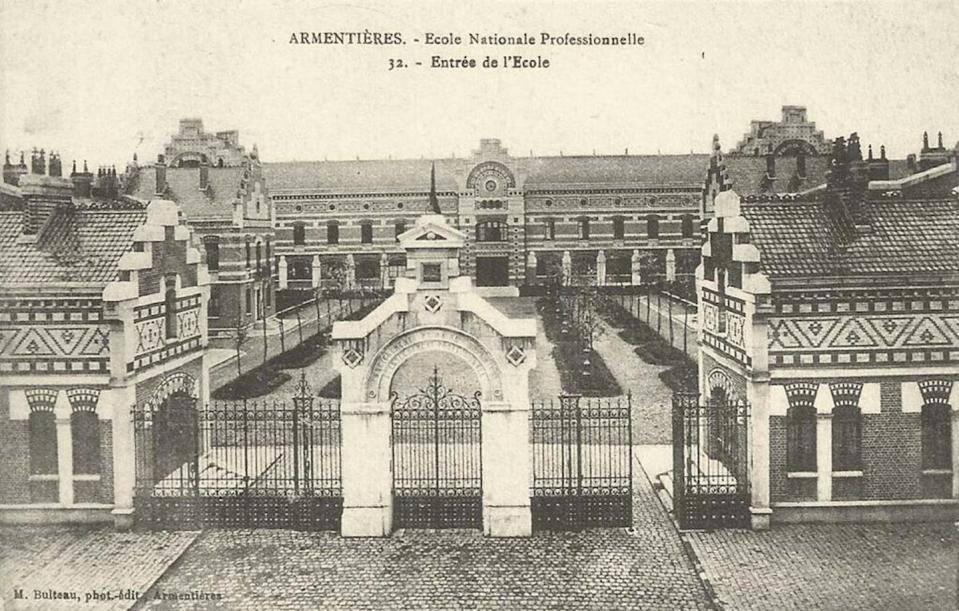 Armentières, entrée de l’École nationale professionnelle, vers 1900-1910. <a href="https://commons.wikimedia.org/wiki/File:Armenti%C3%A8res.Entr%C3%A9e_de_l%27%C3%89cole_Nationale_Professionnelle.jpg" rel="nofollow noopener" target="_blank" data-ylk="slk:Wikimedia;elm:context_link;itc:0;sec:content-canvas" class="link ">Wikimedia</a>