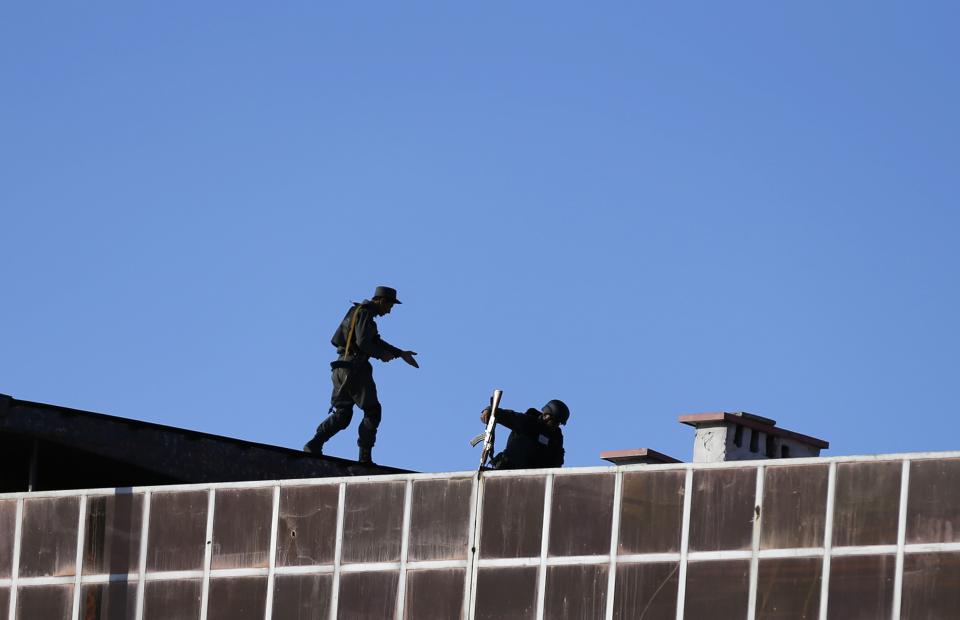 Policemen take up a position top of a building outside the Interior Ministry, after a suicide bomb blast in Kabul April 2, 2014.(REUTERS/Mohammad Ismail)