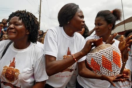 Women sing during the coronation of Oba of Benin, Eheneden Erediauwa, outside the Oba's palace in Benin city, Nigeria October 20, 2016.REUTERS/Akintunde Akinleye