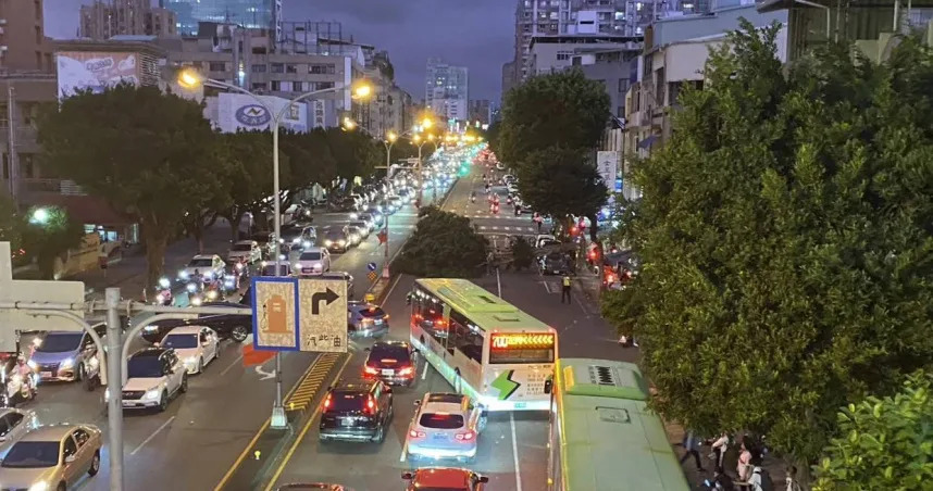 台中北區崇德路一棵大樹倒塌，影響到交通。（圖／翻攝自記者爆料網）