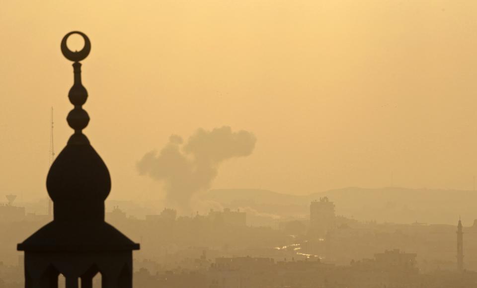 Smoke rises following what witnesses said was an Israeli air strike in Gaza August 21, 2014. An Israeli air strike killed three senior Hamas military commanders in the Gaza Strip on Thursday, the Islamist group said, the clearest sign yet Israel is focusing its assault on those leading attacks from the Palestinian enclave. The Israeli military had no immediate comment on what would constitute the killing of the most senior Hamas men since it launched its offensive on Gaza six week ago with the declared aim of curbing rocket fire into its territory. Hamas, which dominates the Gaza Strip, named the men as Mohammed Abu Shammala, Raed al-Attar and Mohammed Barhoum and said they were killed in a bombing of a house in the southern town of Rafah. REUTERS/Ahmed Zakot (GAZA - Tags: POLITICS CIVIL UNREST TPX IMAGES OF THE DAY MILITARY CONFLICT)