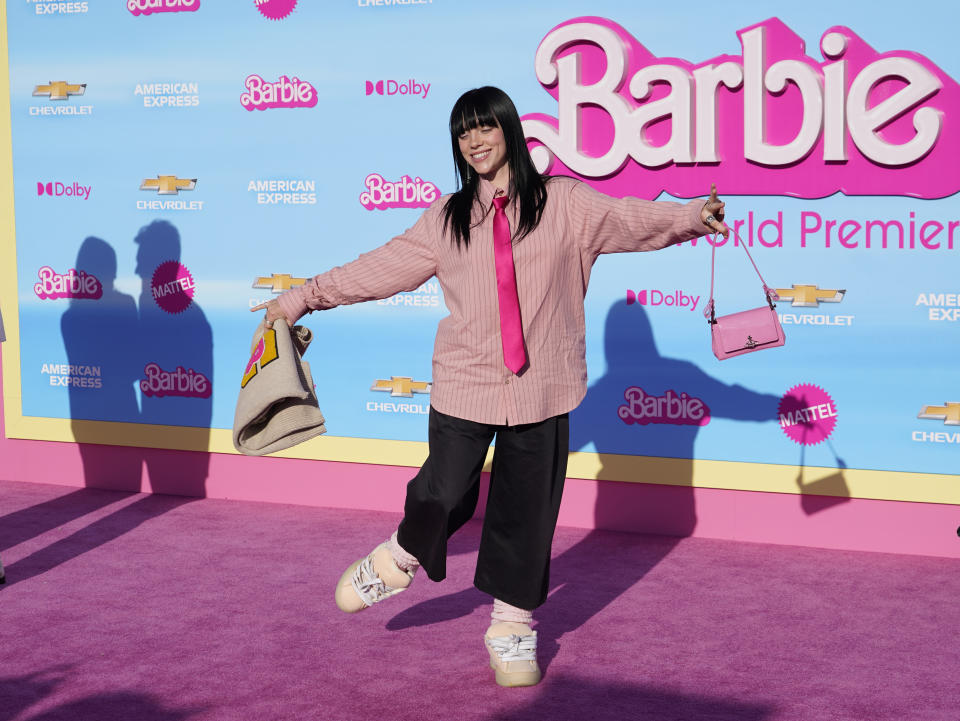 Billie Eilish llega al estreno de "Barbie" el 9 de julio de 2023 en The Shrine Auditorium en Los Angeles. (Foto AP/Chris Pizzello)