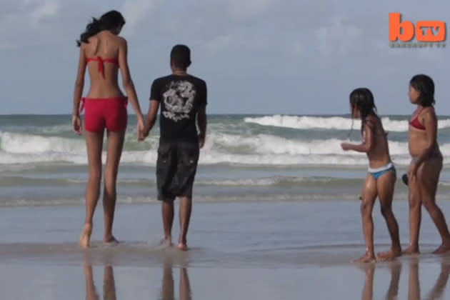 Elisany und ihr Freund – die Kinder (r.) verdeutlichen den Größenunterschied (Screenshot: Barcroft TV)