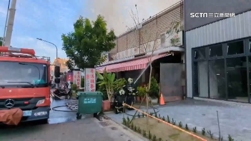 火勢延燒了8間餐廳，消防隊全力搶救。