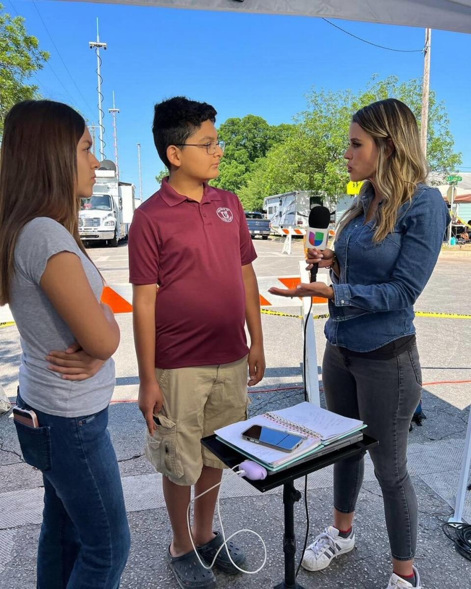 Carolina Sarassa grabando un reportaje para Univision