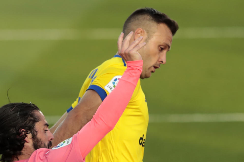 ARCHIVO - En esta foto del 17 de octubre, Juan Cala del Cádiz e Isco (derecha) del Real Madrid pugnan el balón en el partido de la Liga española. (AP Foto/Bernat Armangue, archivo)