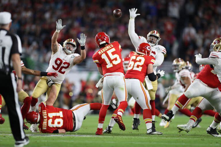 Patrick Mahomes ejecuta un pase frente a San Francisco 49ers en el Super Bowl LIV, de 2020, que ganó Kansas City Chiefs por 31-20 gracias a una remontada.