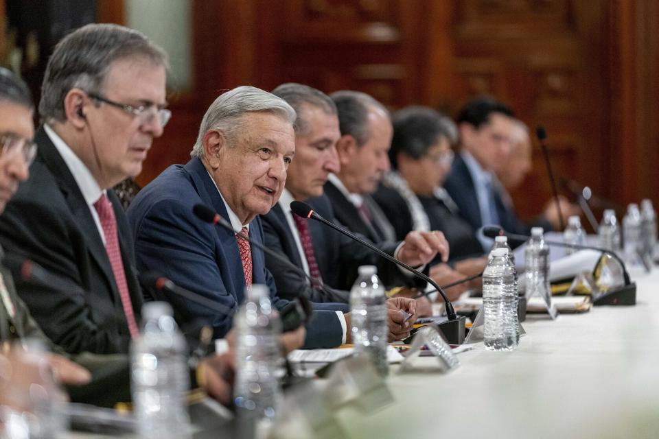 El presidente mexicano Andrés Manuel López Obrador, segundo de izquierda a derecha, habla durante una reunión con el presidente estadounidense Joe Biden, el lunes 9 de enero de 2023, en el Palacio Nacional, en la Ciudad de México. En primer plano se encuentra el canciller Marcelo Ebrard, y detrás del presidente está el secretario de Gobernación, Adán Augusto López Hernández. (AP Foto/Andrew Harnik)