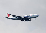 <p>A plane believed to be carrying North Korea’s leader Kim Jong Un approaches to land in Singapore, June 10, 2018. (Photo: Tim Chong/Reuters) </p>