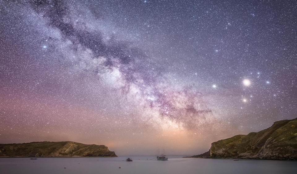 Hermosas imágenes de la Vía Láctea capturadas en los emblemáticos paisajes de Dorset