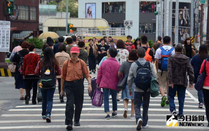 ▲受到東北季風減弱，今（28）、明日白天氣溫逐漸回升，早晚仍涼。（圖／NOWnews資料圖片）