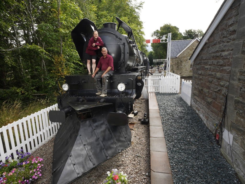 Di and Si Parums on the front of the replica train  (PA)