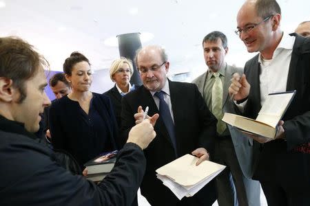 Author Salman Rushdie (C) signs autographs following the opening news conference of the Frankfurt book fair, Germany October 13, 2015. REUTERS/Ralph Orlowski