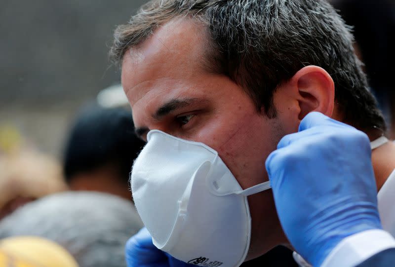 Foto de archivo. El líder de la oposición Juan Guaido utilizando una mascarilla durante una conferencia de prensa en Caracas