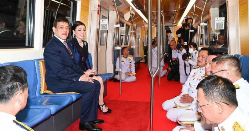 泰王跟王后搭乘曼谷新地鐵。（圖／翻攝自Thairath - ไทยรัฐออนไลน์臉書）