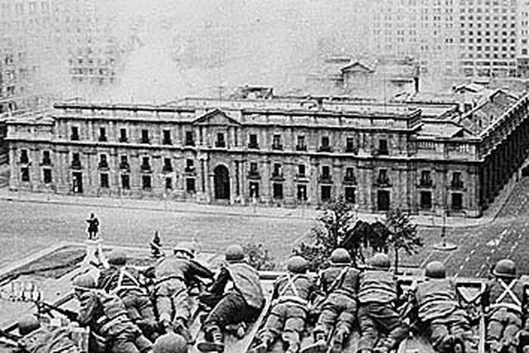 11 de septiembre de 1973. Tropas del ejército comandado por el general Augusto Pinochet atacan el Palacio de La Moneda, en Santiago