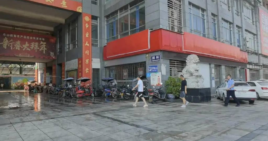 大陸四川一名男子疑似因為感情糾紛，在樂山市西農綜合市場附近社區頂樓跳樓，沒想到跳下時一名53歲婦人慘被砸中，2人當場身亡。（圖／翻攝紅星新聞）