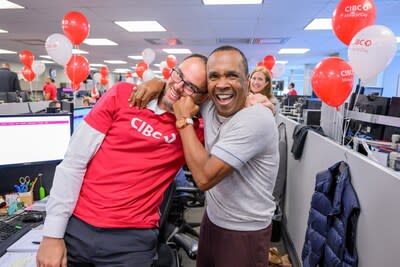 Boxing icon Sugar Ray Leonard joins CIBC team members in supporting the 39th CIBC Miracle Day held on December 6, 2023. (CNW Group/CIBC)