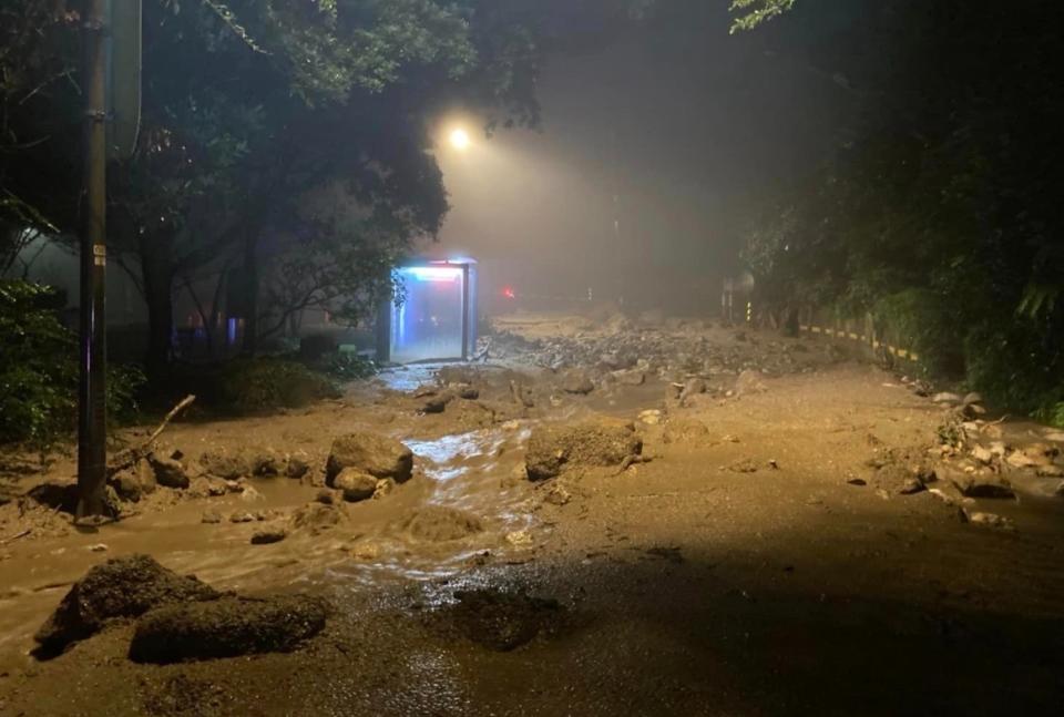 陽明山陽金公路中興路口出現落石。（圖／翻攝自陽明山國家公園官方臉書）