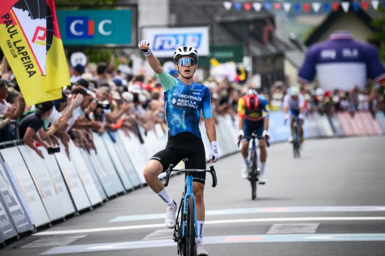 Le cycliste de Decathlon-Ag2r Paul Lapeira lors de sa victoire au championnat de France à Saint-Martin-de-Landelles, le 23 juin 2024 (LOIC VENANCE)