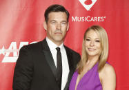 <p>LeAnn Rimes estaba felizmente casada con el bailarín Dean Sheremet en 2009 cuando conoció y se enamoró de Eddie Cibrian, su actual marido y que, curiosamente, también tenía pareja entonces. Por ello se empezaron a ver en secreto hasta que decidieron romper sus respectivas relaciones. Posteriormente, la artista pidió perdón públicamente. (Foto: Danny Moloshok / Reuters). </p>